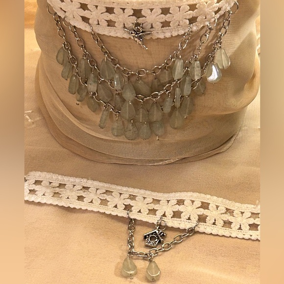 White lace choker bib styles/green stones & bracelet - Picture 1 of 4